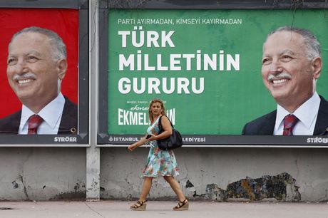 Een campagneposter, voor de Turkse presidentiële verkiezingen, van oppositiekandidaat Ekmeleddin Ihsanoglu.