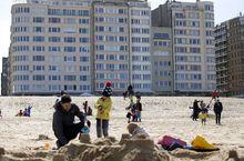 Gezin bouwt zandkastelen aan de Vlaamse kust 