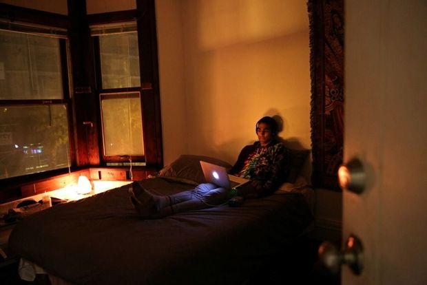 Een programmeur in Silicon Valley bekijkt een televisieserie in een gemeenschapshuis voor technologiewerkers in San Francisco, 29 januari 2017. 