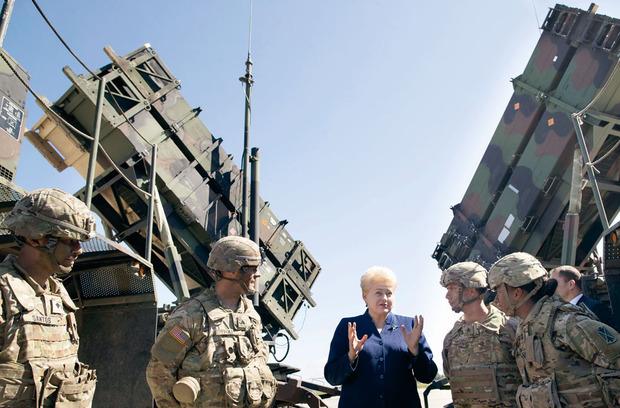 President Dalia Grybauskaite ontmoet NAVO-troepen. 'Hoe meer we op onze hoede zijn, hoe kleiner de kans op een oorlog.'