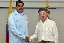 De Venezolaanse president Nicolas Maduro (links) en zijn Colombiaanse tegenhanger Juan Manuel Santos.
