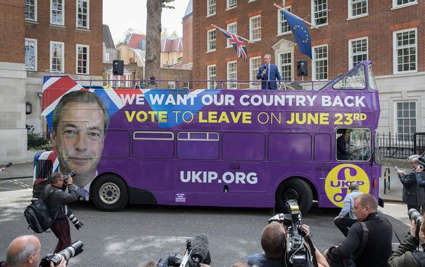 20 mei 2016. Nigel Farage voert op zijn UKIP-bus campagne tegen de Europese Unie.