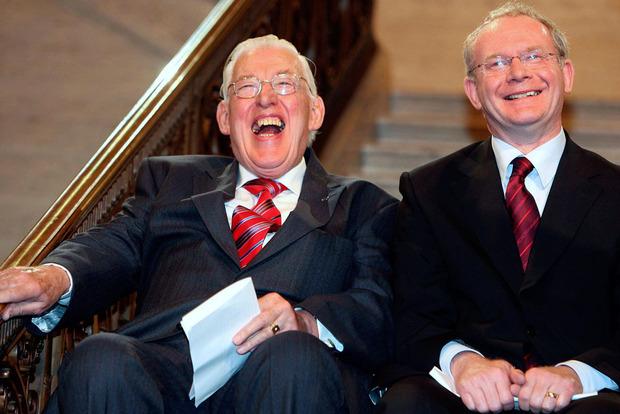 Ian Paisley (links) en Martin McGuinness (rechts). De voormalige vijanden vormden in 2007 samen de spil van een nieuwe Noord-Ierse regering.