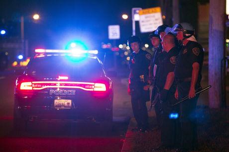 Politie patrouilleert op straat in Ferguson (Missouri), waar de sfeer gespannen is nadat de politie een zwarte jongeman doodschoot.