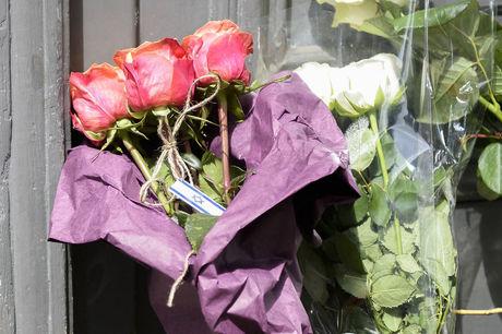 Bloemen bij het Joods Museum van Brussel, voor de slachtoffers van de aanslag. 