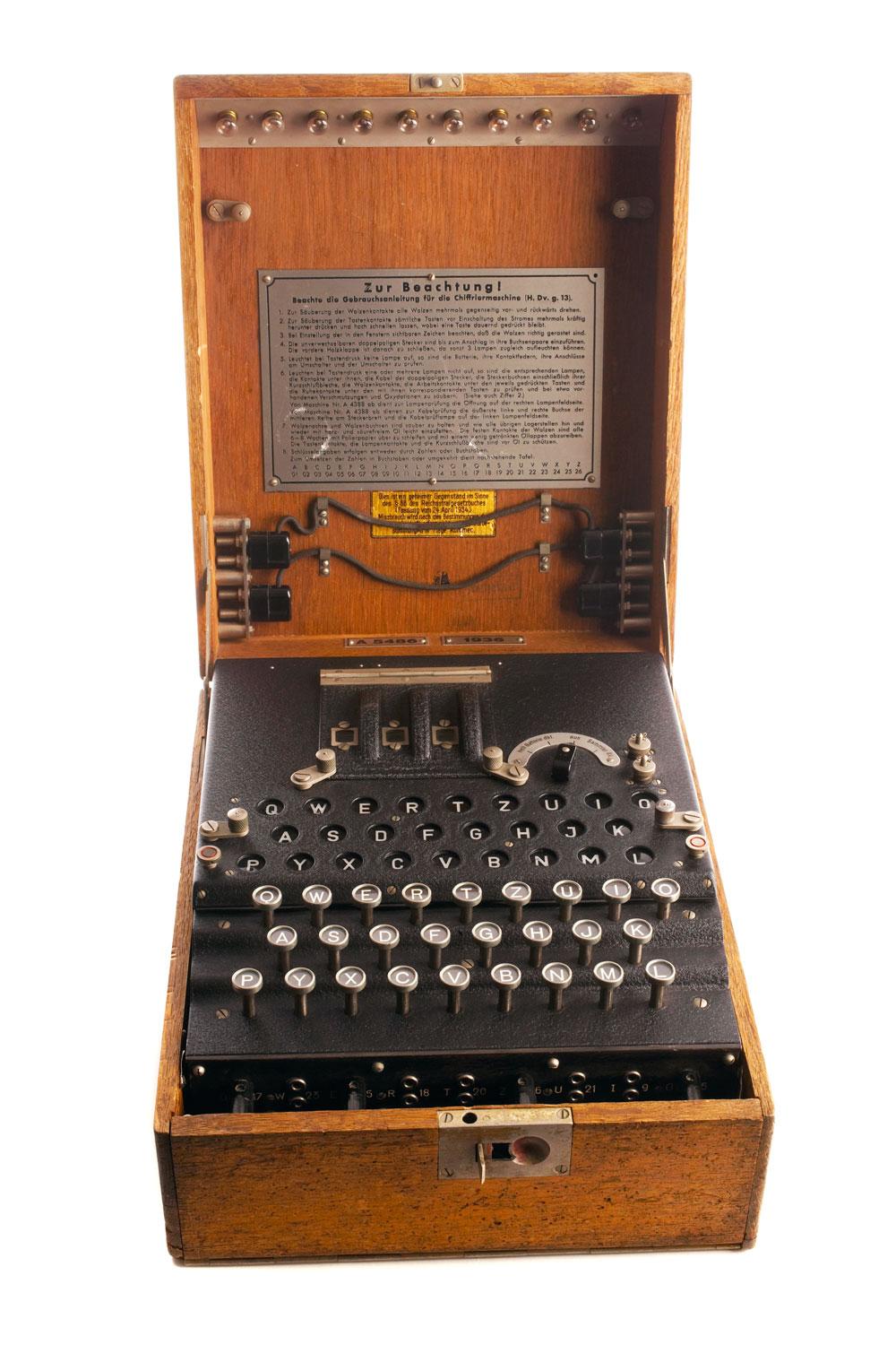 De Enigma-codeermachine 'De Amerikanen verkochten hem aan hun bondgenoten, terwijl ze zélf de code konden kraken.'