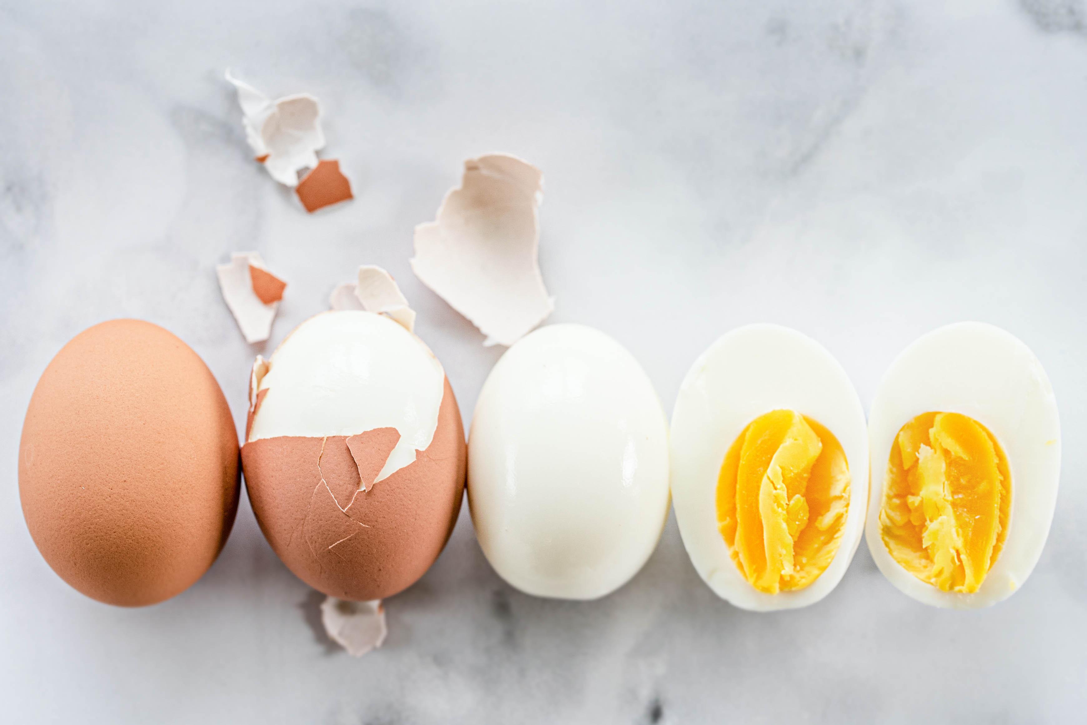 Cuire des œufs à la coque faciles à éplucher.