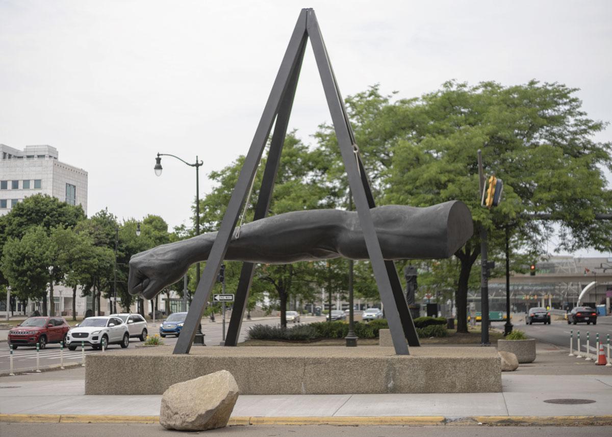 Trônant sur Jefferson Avenue, à Detroit, le monument créé en l'honneur du boxeur Joe Louis (1914 - 1981) est aussi une oeuvre dédiée au combat contre le racisme auquel le champion consacra beaucoup d'énergie.