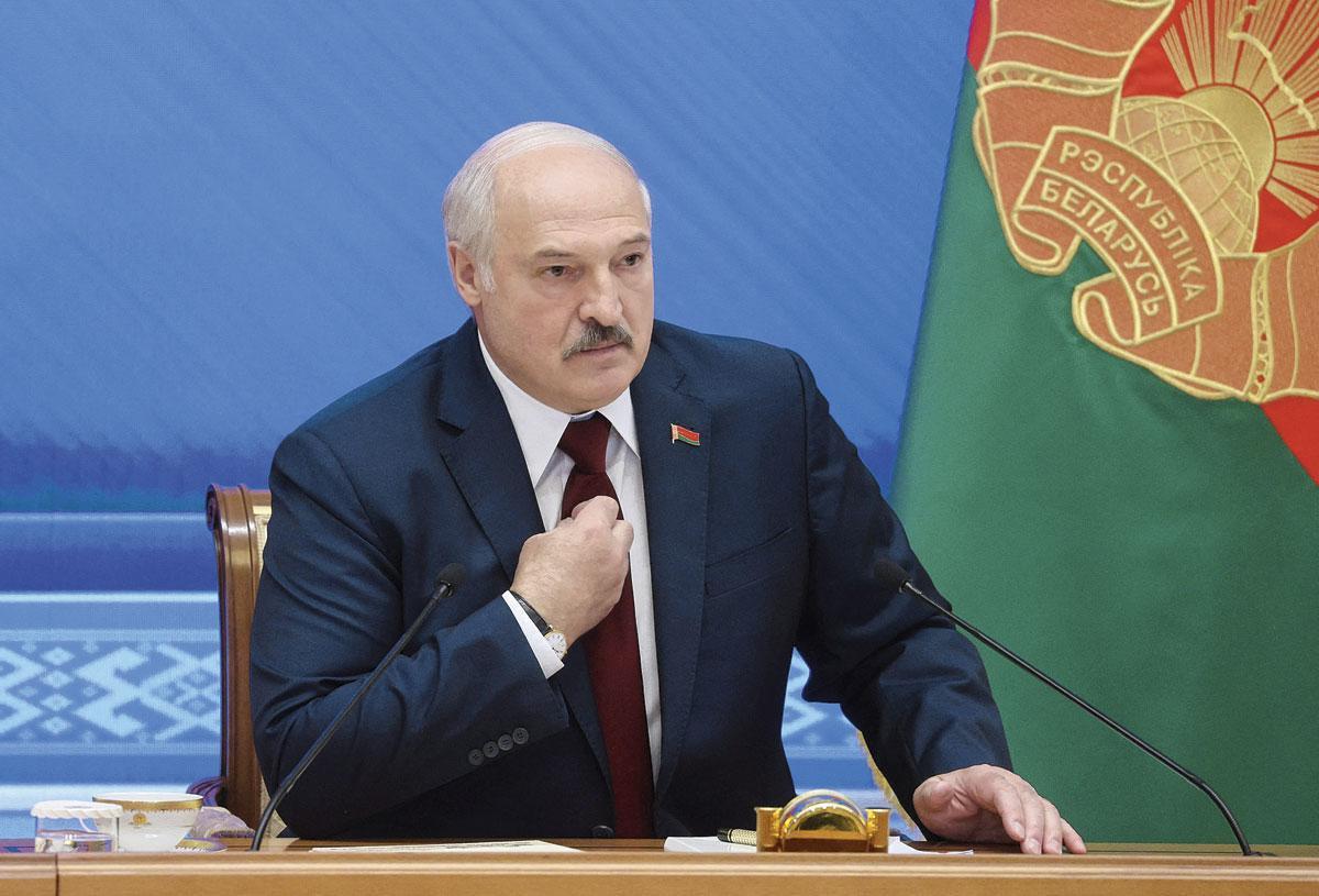 Après avoir détourné un avion de Ryanair en mai 2021 pour faire arrêter un opposant, le président biélorusse Alexandre Loukachenko a organisé une nouvelle provocation envers l'Union européenne.