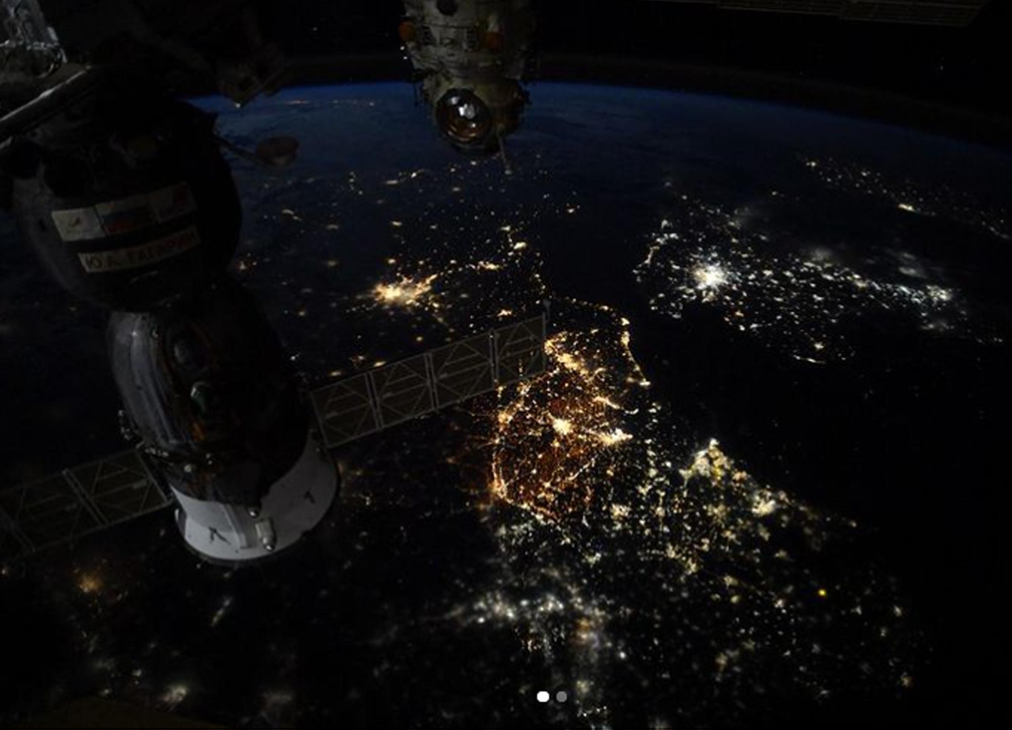 Autour de la Manche, voici la France, la Belgique, le Royaume-Uni et les Pays-Bas de nuit.