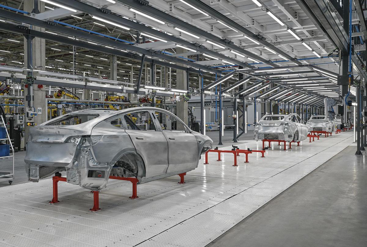 Le secteur automobile n'est pas épargné, lui qui consomme toute une série de métaux. Dont le lithium pour les voitures électriques (ici, l'usine Tesla, en Allemagne).