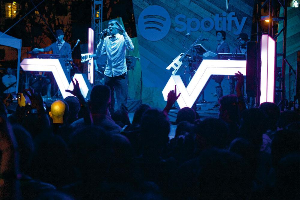 Stromae a collaboré à Hello World, album composé par plusieurs artistes avec l'aide de technologies d'intelligence artificielle.
