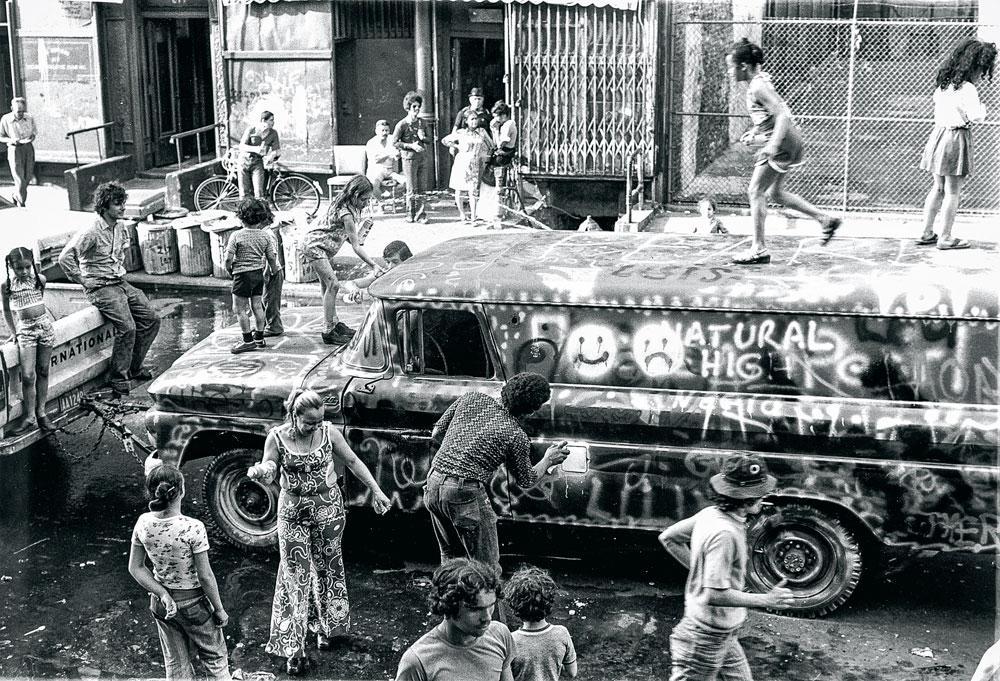 Habitants du Bronx peignant le Graffiti Truck de Gordon Matta-Clark, 1973.