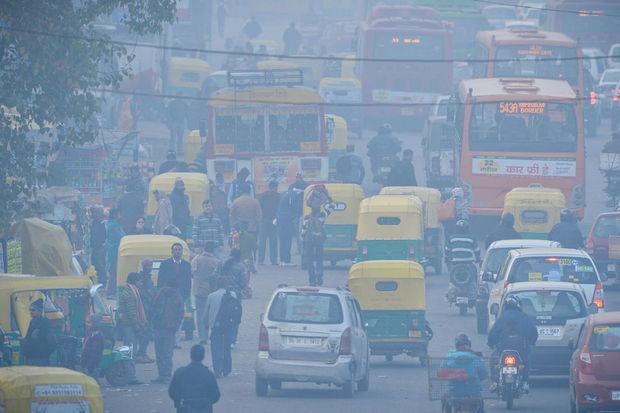 Smog sur le quartier d'Anand Vihar, à New Delhi, le 17 décembre 2015