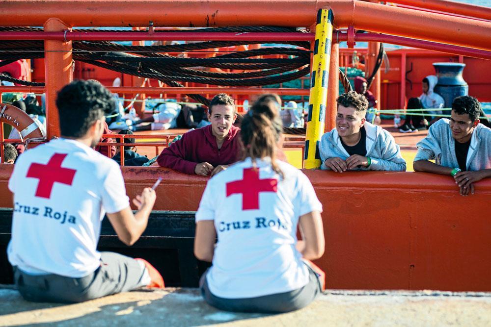 Les navires de sauvetage, ici le Luz de Mar, sont accueillis par des volontaires de la Croix-Rouge qui apportent aux migrants une première assistance.