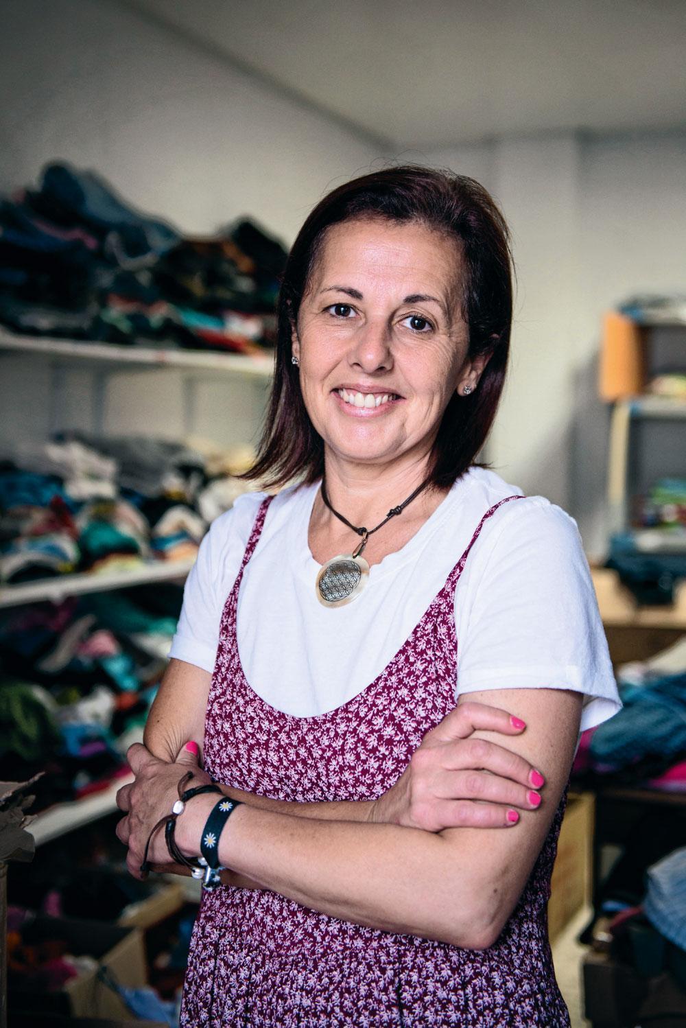 Maria Luisa Serrano, de Tarifeños solidarios. Elle collecte et distribue vêtements et linge de maison dans des locaux prêtés par la mairie de Tarifa.