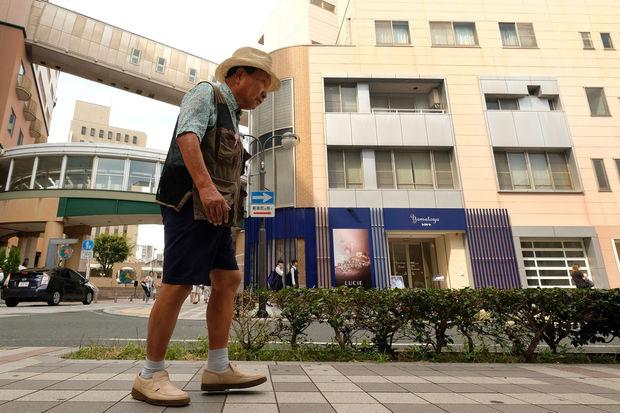 Dans les rues de Hamamatsu (centre du Japon), chapeau vissé sur la tête, Iwao Hakamada, passe pour un simple octogénaire en balade.