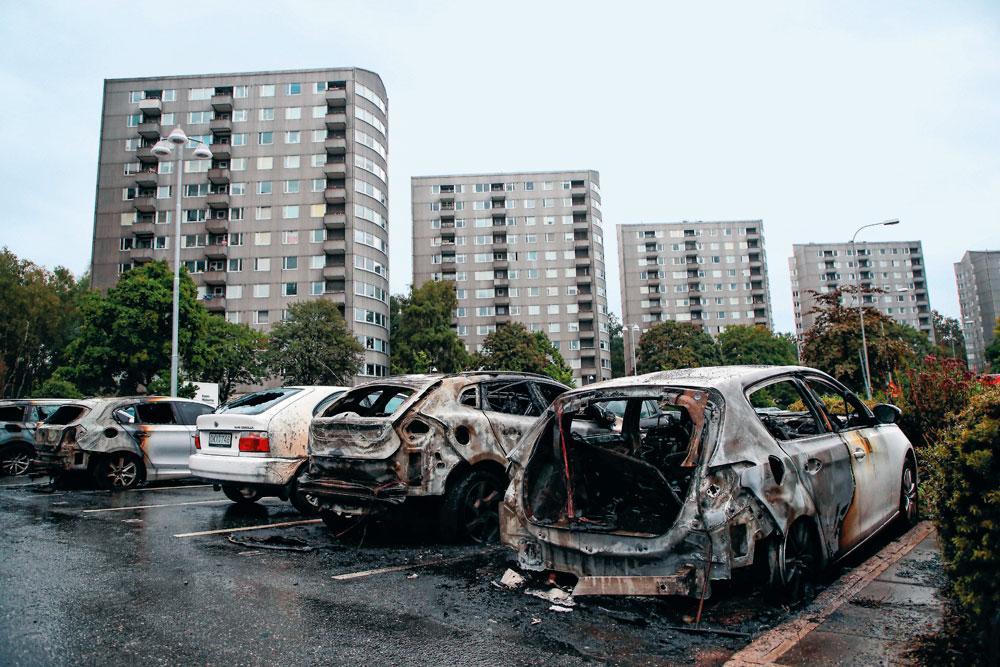 Des gangs incendient régulièrement des voitures, comme à Göteborg, le 13 août dernier, où 80 véhicules ont brûlé en même temps.