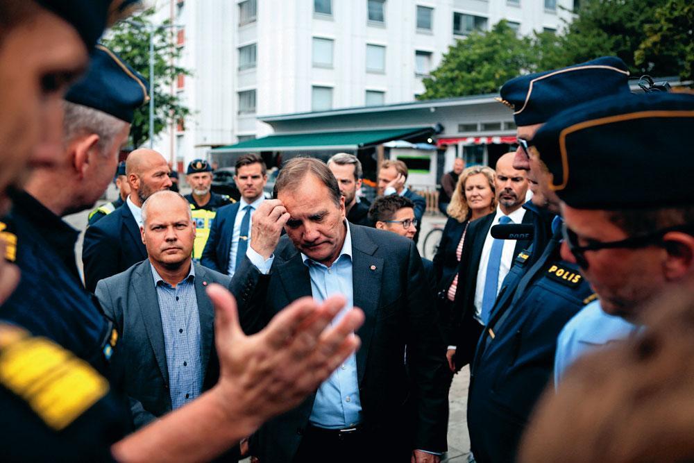 Le Premier ministre sortant, Stefan Löfvén (au centre), accablé, au lendemain des incendies criminels de Göteborg, le 14 août 2018.