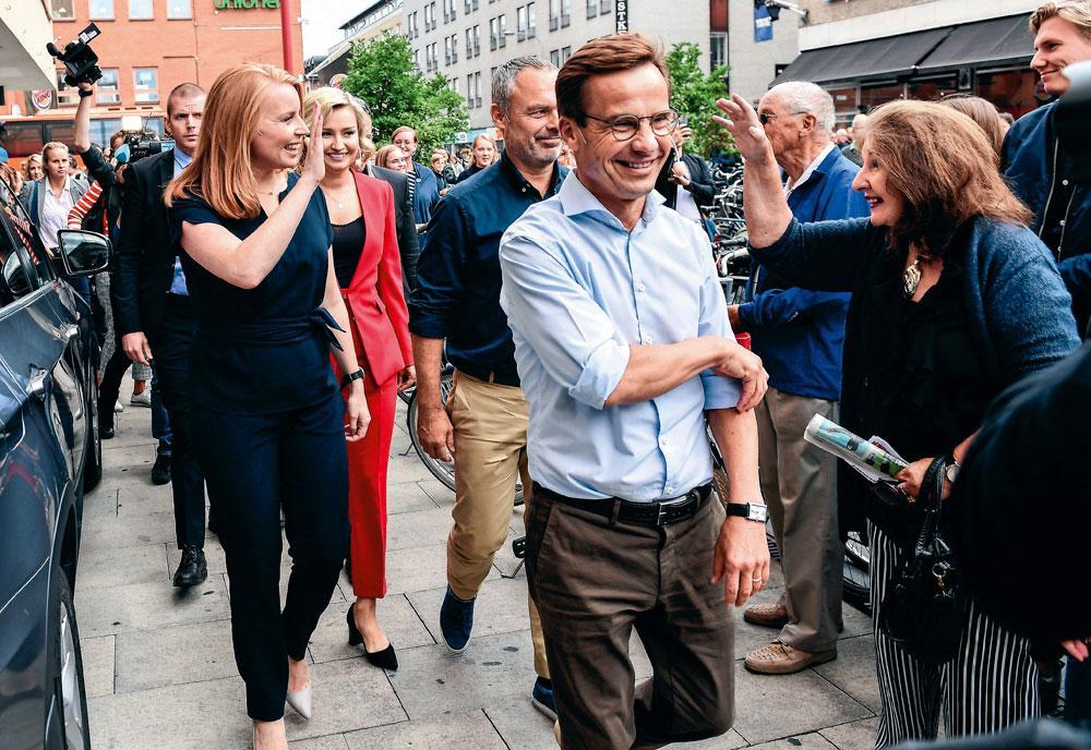 Le leader des Modérés, Ulf Kristersson, aspire au poste de chef du gouvernement. Ici, à Uppsala, le 6 septembre, avec les dirigeants des partis de centre-droit (le Parti du centre, les chétiens-démocrates, les libéraux).