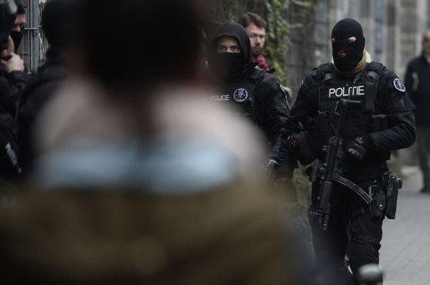 Des policiers devant la rue des Quatre-Vents à Molenbeek.