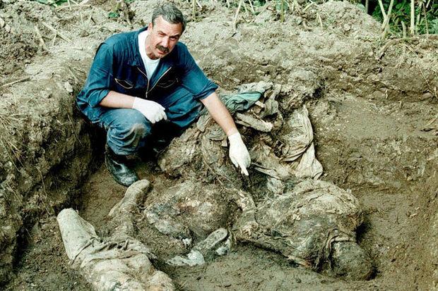 Découverte d'un charnier dans la région de Srebrenica, par le pathologiste américain, John Gerns en 1996. 
