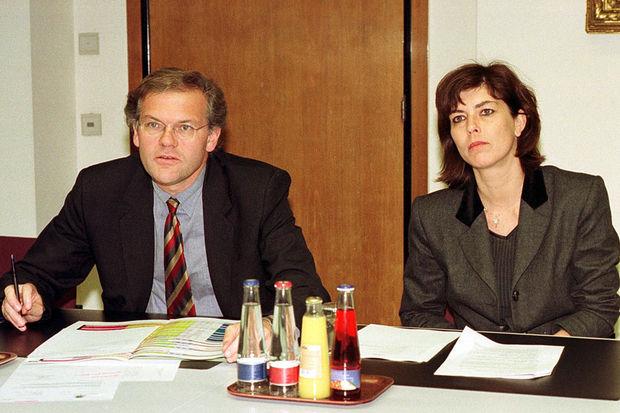 Joelle Milquet au côté de Stefaan De Clerck, durant la réunion concernant lla réforme de la Police, en octobre  1999 