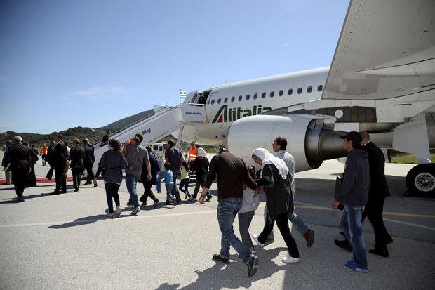 Les quelques réfugiés qui quittent Lesbos pour être accueillis au Saint Siège, au Vatican, le 16 avril 2016