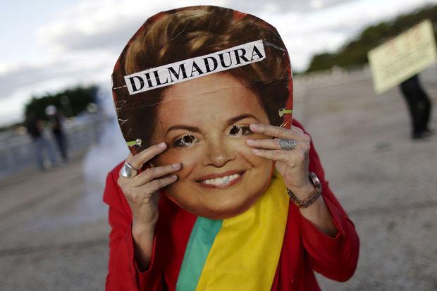 Dimanche historique au Brésil: l'ex guerilla Dilma Rousseff joue sa présidence
