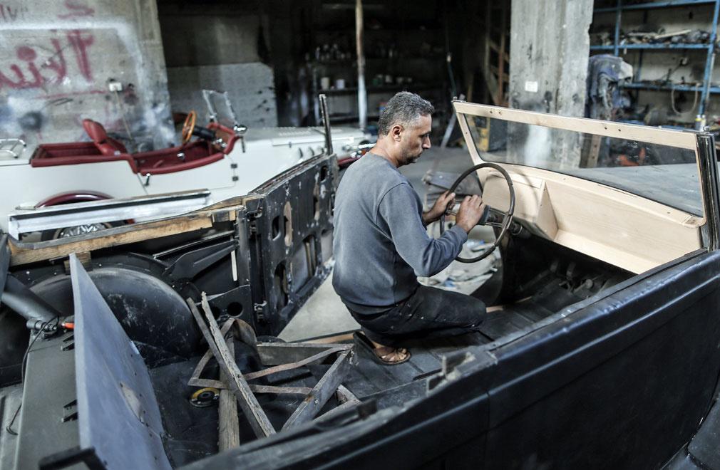 Dans son atelier de Gaza City, Mounir al-Chindy s'affaire minutieusement à l'intérieur d'une Armstrong Siddeley gris foncé.
