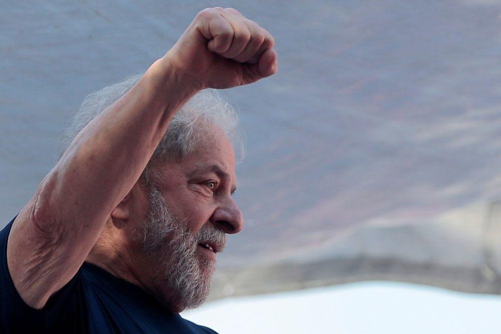 Brésil: Lula libéré de prison, accueilli par une marée rouge de partisans