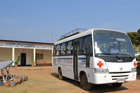 Le bus de Lumière pour le Monde qui permet de transporter les patients