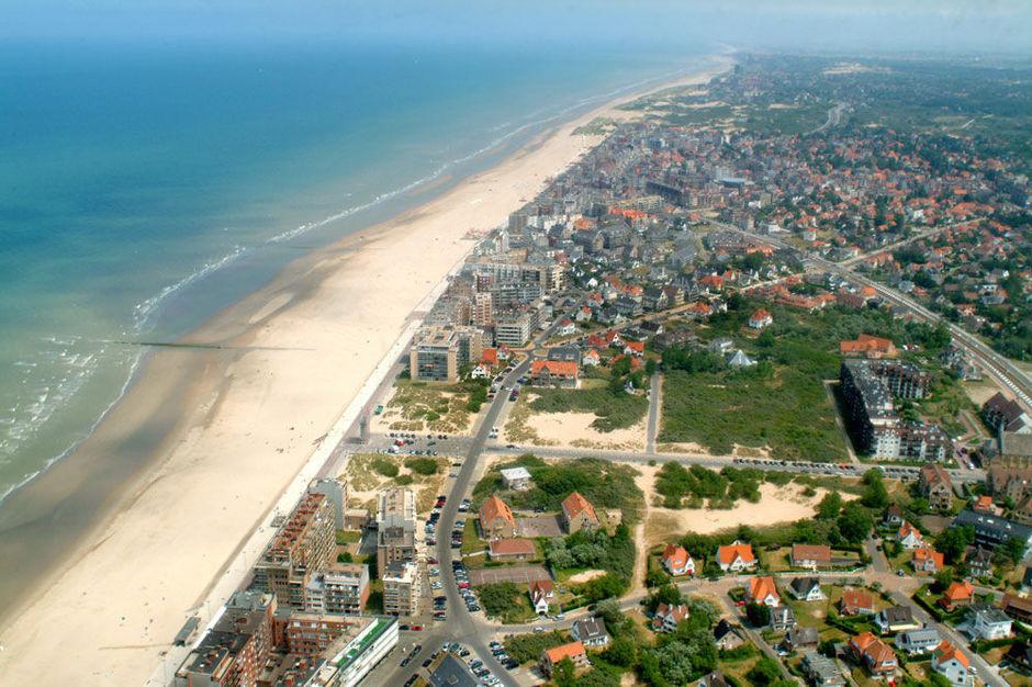 L'hélicoptère quitte la zone pour prendre la direction de l'aéroport d'Ostende au-dessus duquel il doit réaliser un passage à basse altitude.