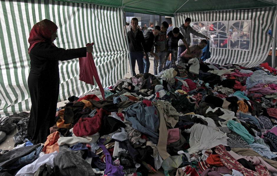 Distribution de vêtements aux réfugiés à la gare Keletit de Budapest. 