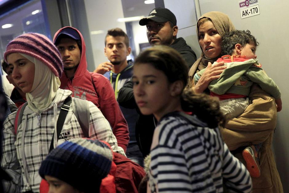 Des réfugiés en attente à la gare de Keleti, Budapest. 