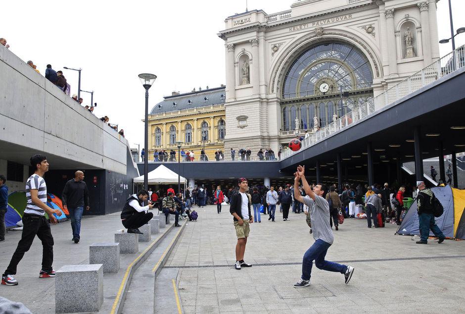 Des réfugiés devant la gare de Keleti. 