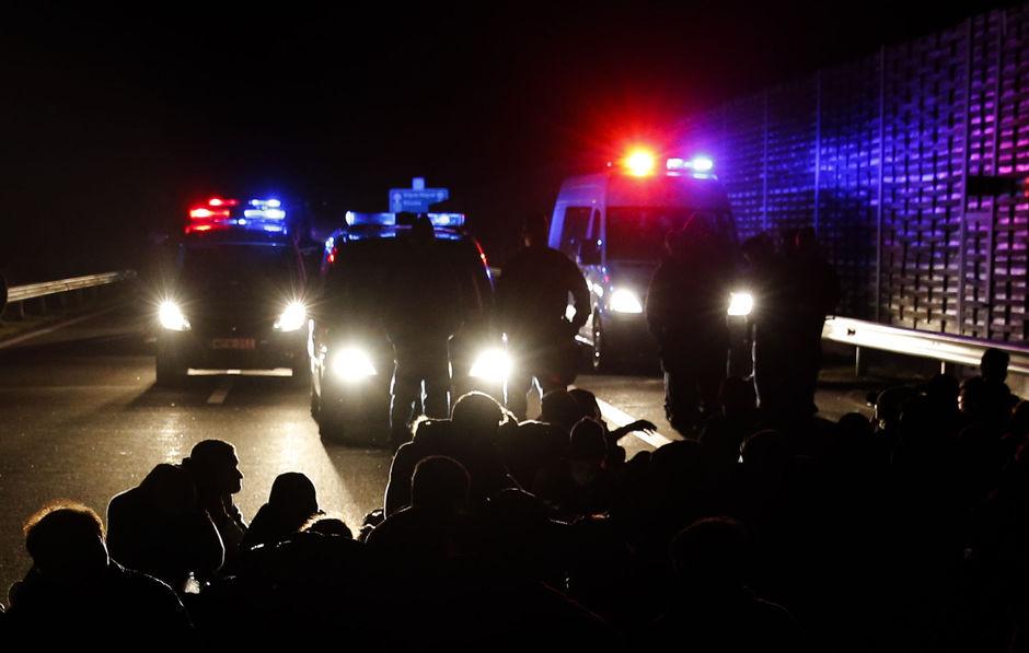 Des réfugiés sur une autoroute menant à Budapest après avoir quitté le camp de trabsit de Roszke. 