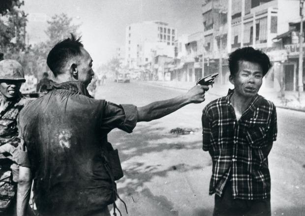 1968. A Saigon, le chef de la police abat un jeune Viêt-cong.