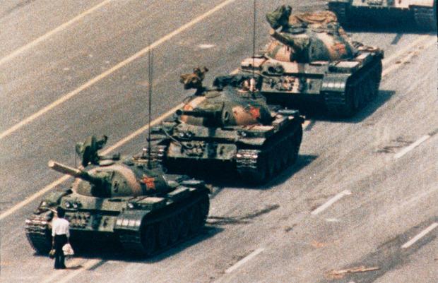 1990. Un homme arrête une colonne de chars sur l'avenue Chang'an, à Pékin.