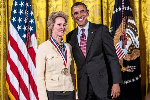 Avec Barack Obama, qui, en 2011, lui remettait médaille nationale de la technologie et de l'innovation.