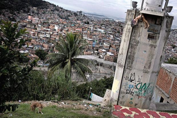 Les gangs ont repris le contrôle des favelas du Complexo de Alemão. Chaque jour, policiers et trafiquants y échangent des coups de feu.