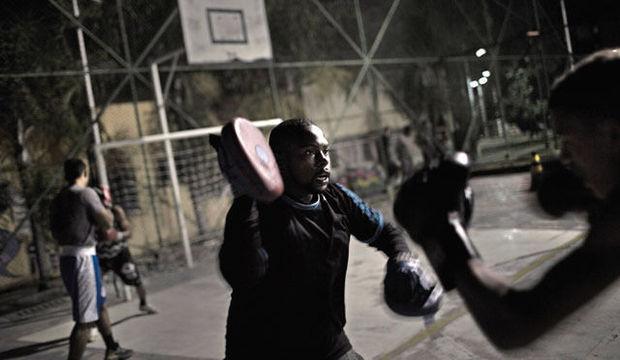 Le sport lui a sauvé la vie. Alan, à son tour, aide des jeunes à s'en sortir. Tous les soirs, il donne des cours dans le Complexo de Alemão, un ensemble de favelas, parmi les plus dangereuses de Rio.