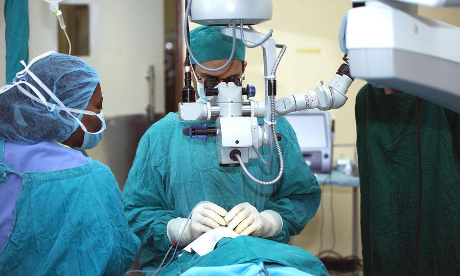Le docteur Philippin opère Faustin de la cataracte.