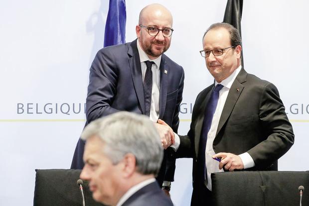 Charles Michel et François Hollande se réjouissent de la capture d'Abdeslam. Le répit va être de courte durée.