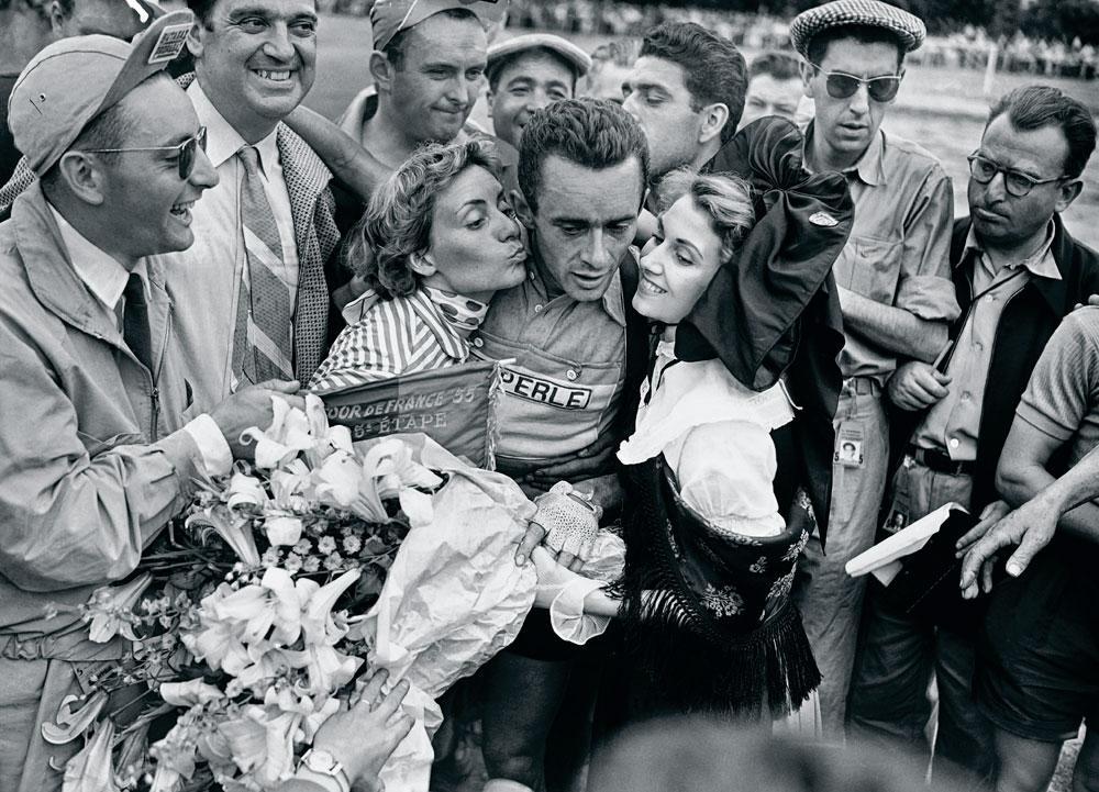 5. Sur le Tour de France, embrassant le français Roger Hassenforder, 1955.
