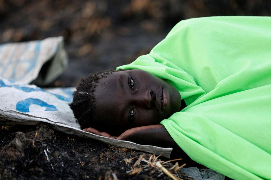Une femme attend une distribution de nourriture dans le Sud Soudan. 