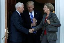 Donald Trump, Mike Pence (L) et Betsy DeVos. 
