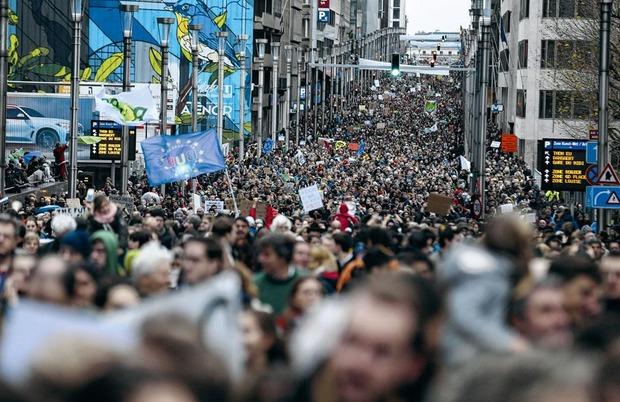 65.000 personnes ont manifesté dans les rues de Bruxelles, dimanche 2 décembre, pour envoyer un signal fort à nos gouvernants: la lutte contre le réchauffement climatique doit être une priorité.