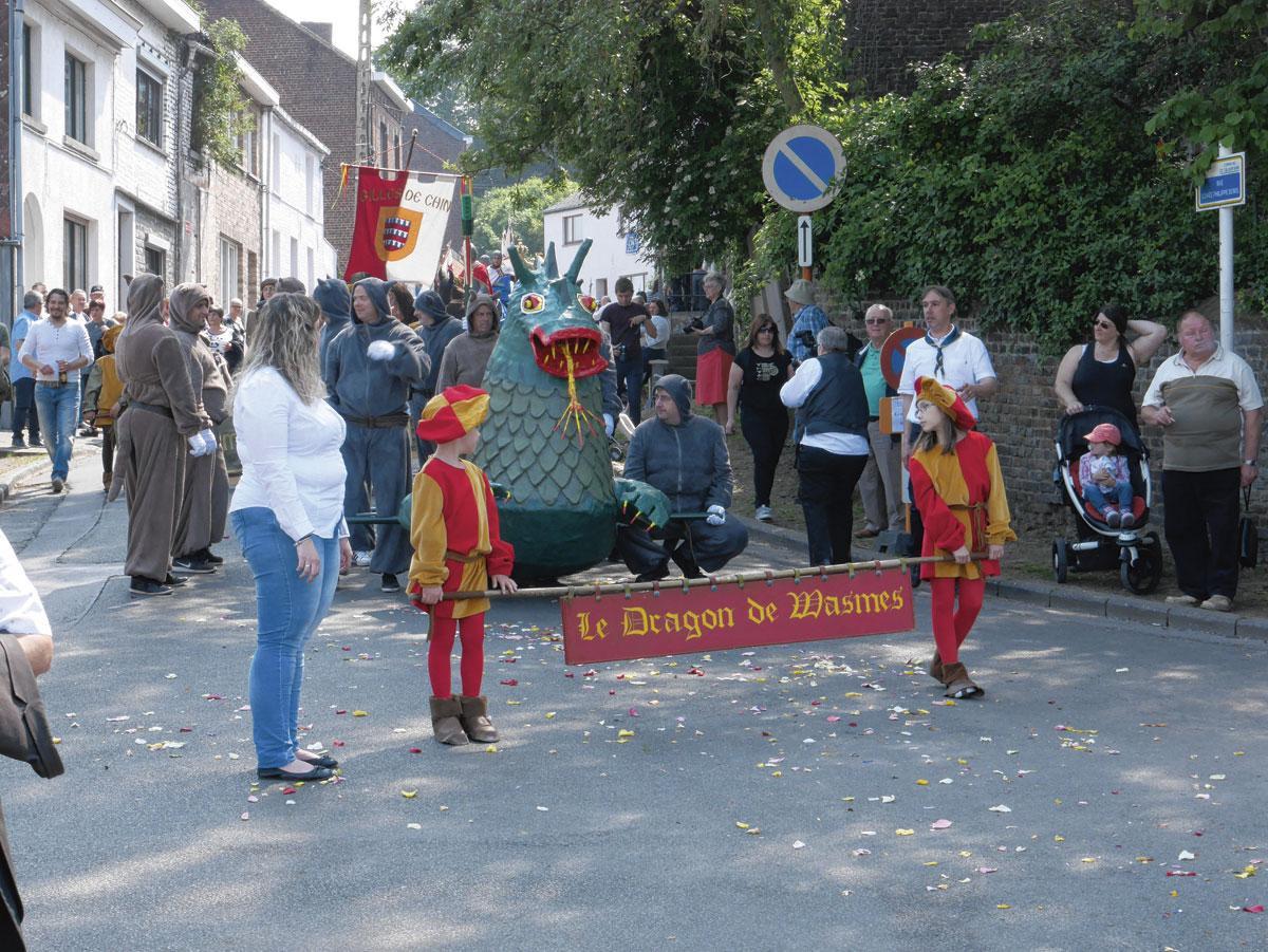 Tout au long de la procession, la Pucelette enchaîne les saluts. Lors de la dernière édition, en 2019, c'est Abigaël Goret Blanchez qui eut cet honneur.