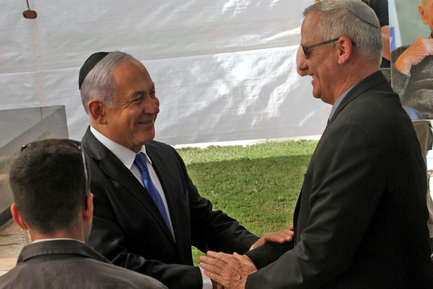 Poignée de main entre Benjamin Netanyahu et Benny Gantz, lors d'une cérémonie en l'honneur de feu Shimon Peres
